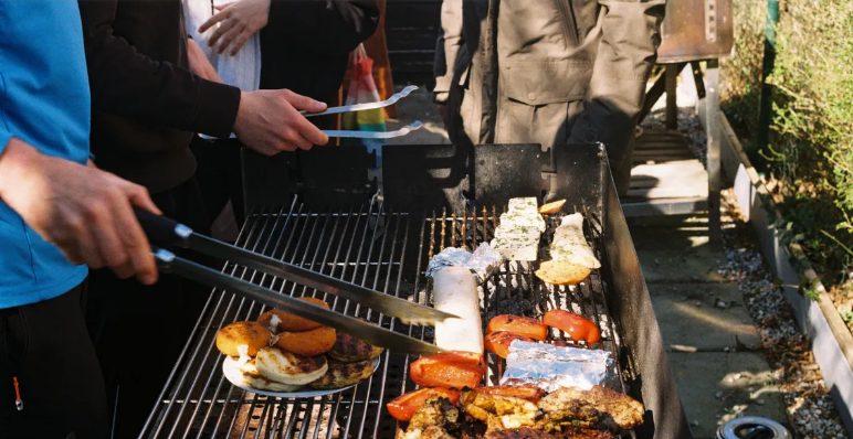Mijn schoonouders beschouwden ons huis maandenlang als een gratis vijsterrenrestaurant – de 'prijs' die ze moesten betalen tijdens de wekelijkse barbecue liet hen sprakeloos achter.