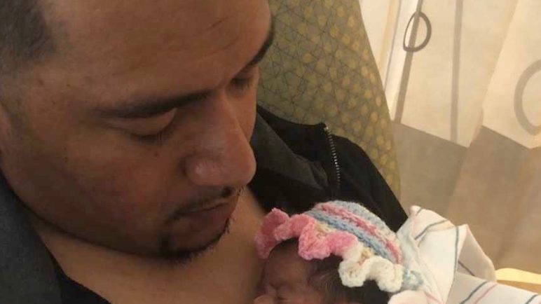 Mijn moeder zei: »Christine, je bent 3 baby's verloren. Denk je dat dit Gods manier is om je verloren baby's terug te geven?« Ik zat daar te huilen.”: Moeder van spontane drieling zegt: „zij zijn mijn helden”.