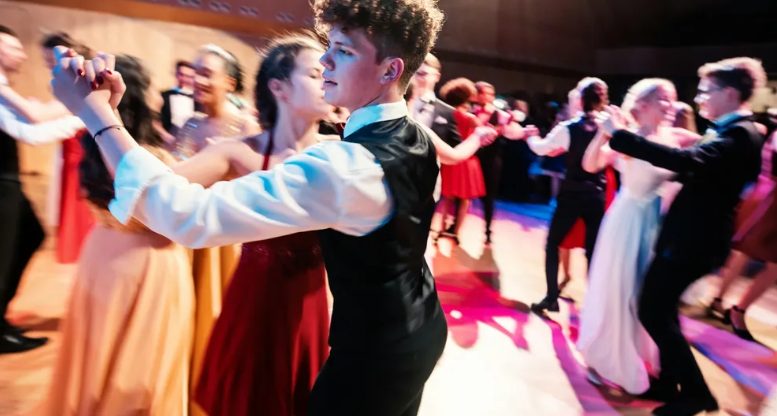 Ik vroeg mijn oma om mijn date te zijn voor het gala omdat ze er nog nooit was geweest – Toen mijn stiefmoeder hierachter kwam, deed ze iets onvergeeflijks