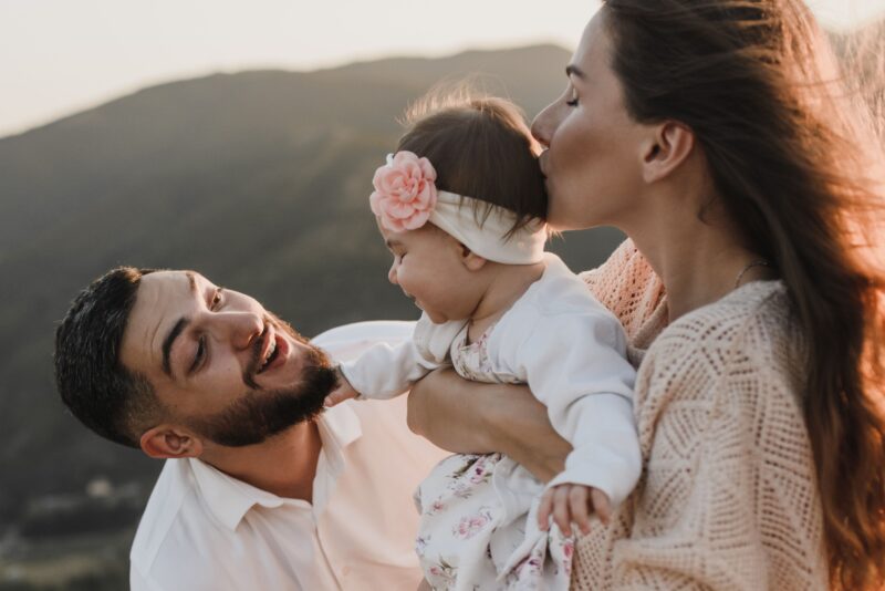 Tien jaar geleden nam ik een baby mee naar huis na mijn dienst in de kazerne – Vorige week kwam er een vrouw langs om een bekentenis te doen die me de rillingen over de rug deed lopen.